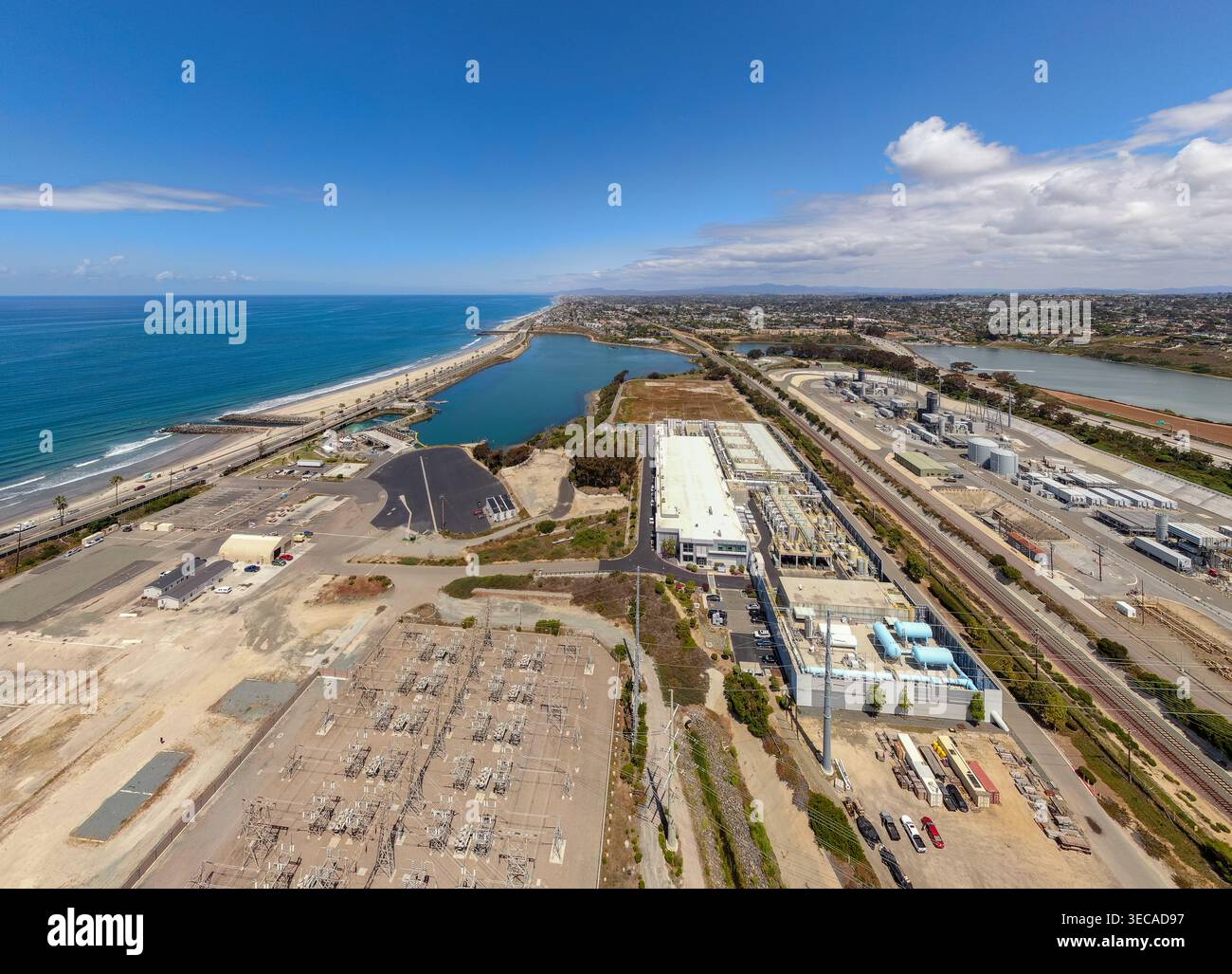 Antenna ad alta quota dello stabilimento di desalinizzazione di Carlsbad e della costa del Pacifico Foto Stock