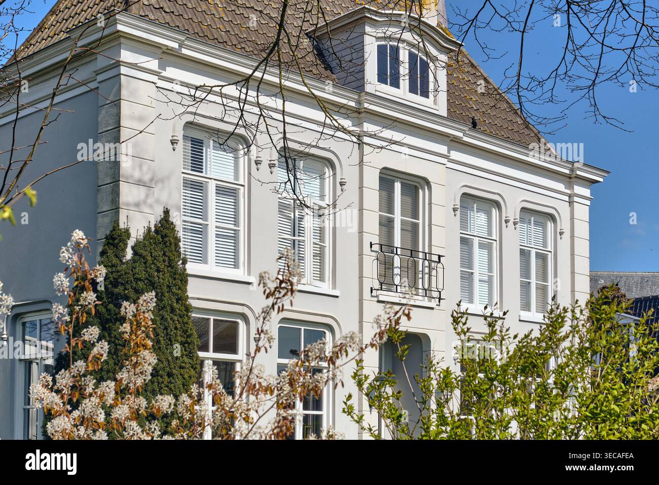 Storica architettura olandese, palazzo signorile rinnovato a Spanbroek, Paesi Bassi, con facciata elegante e finestre tradizionali Foto Stock