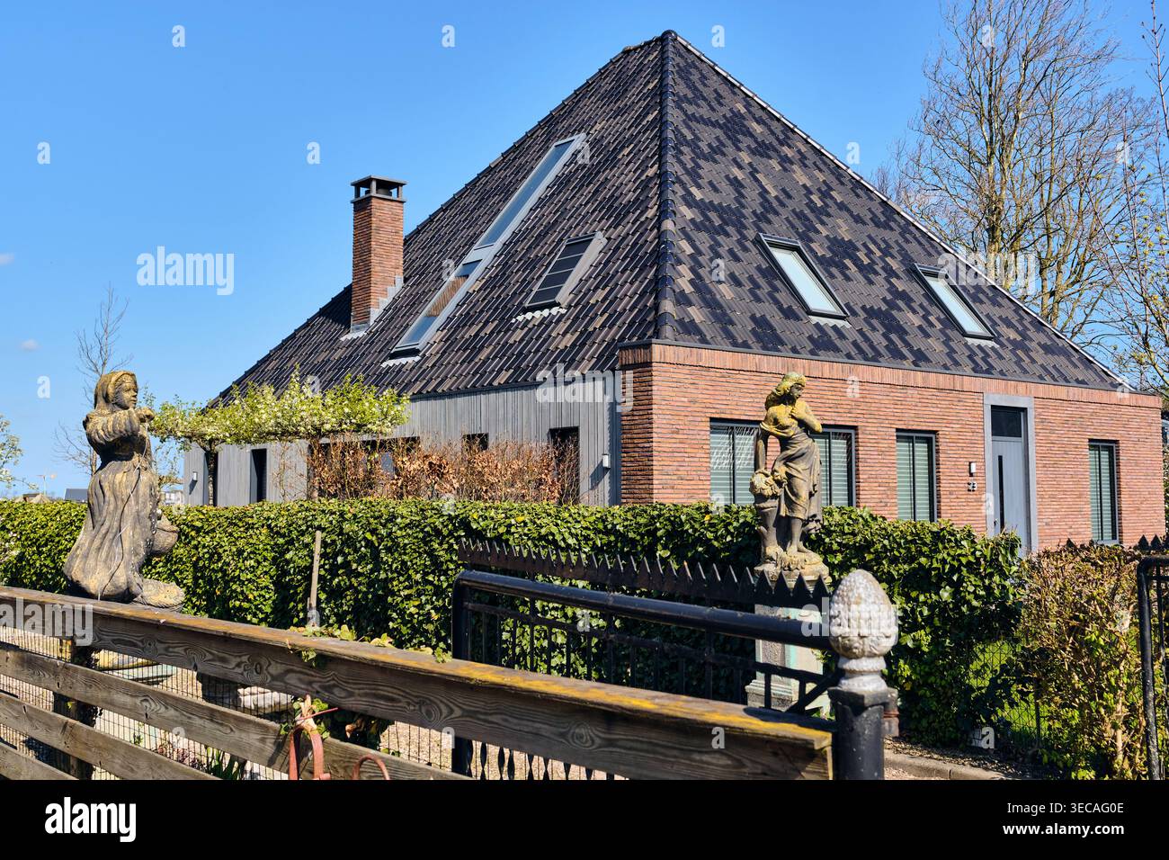 Architettura di fattoria olandese modernizzata a Spanbroek, Paesi Bassi, Un ripido tetto piastrellato Foto Stock
