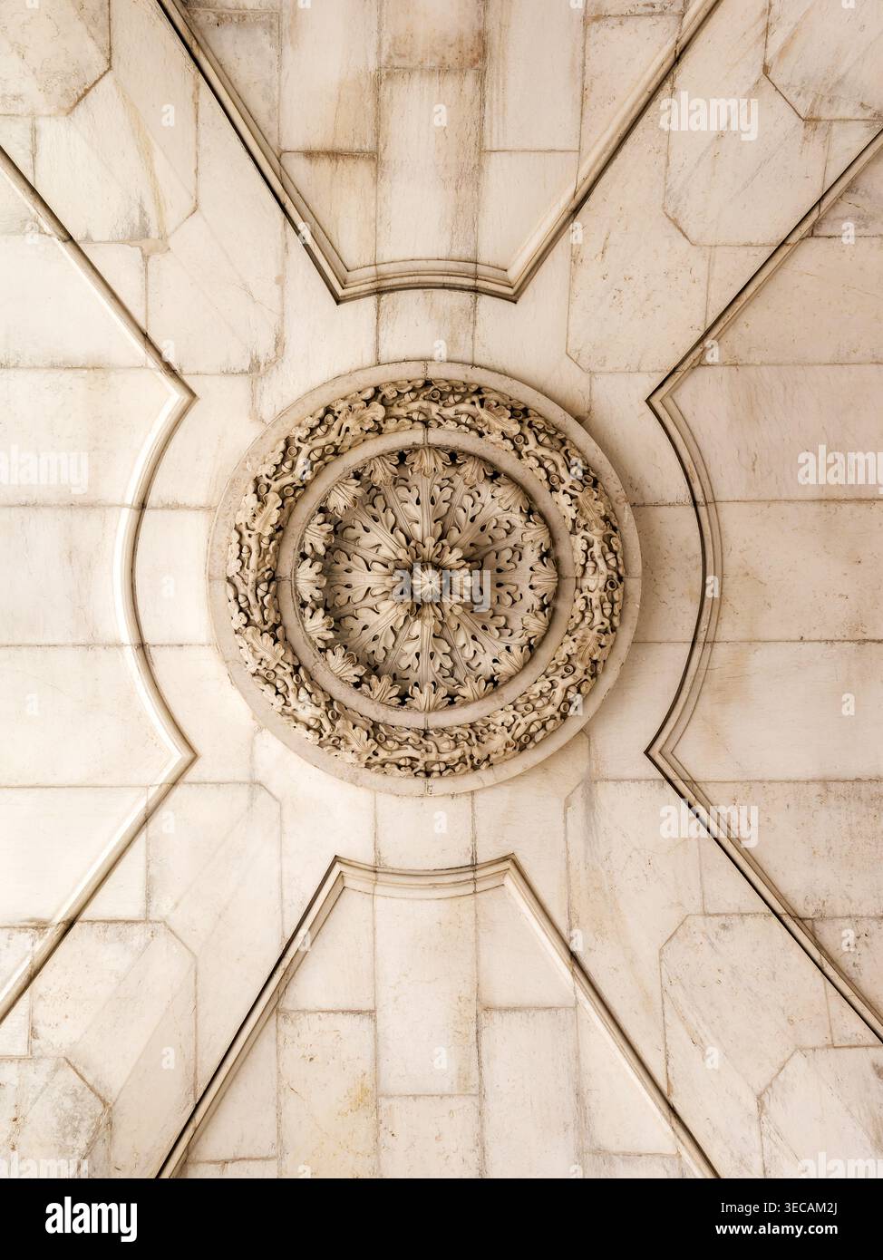 Soffitto simmetrico con motivo circolare intagliato all'interno di un edificio di Lisbona, Portogallo. Foto Stock