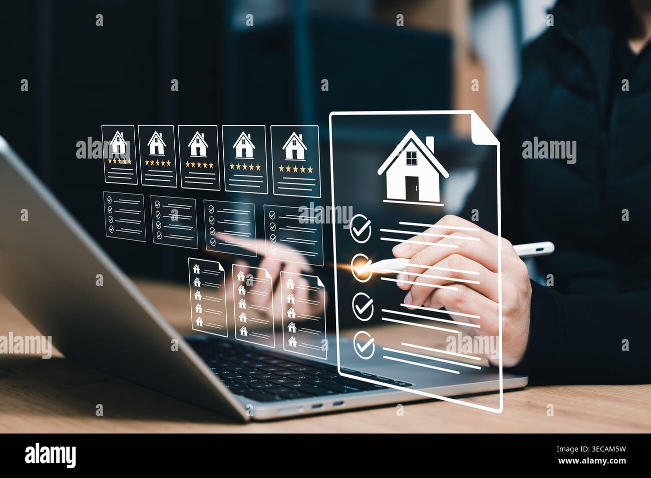 Valutazione dell'elenco di proprietà e concetto di checklist per la revisione degli immobili. Persona che utilizza un computer portatile e una lista di controllo digitale con l'icona della casa che rappresenta la proprietà c Foto Stock