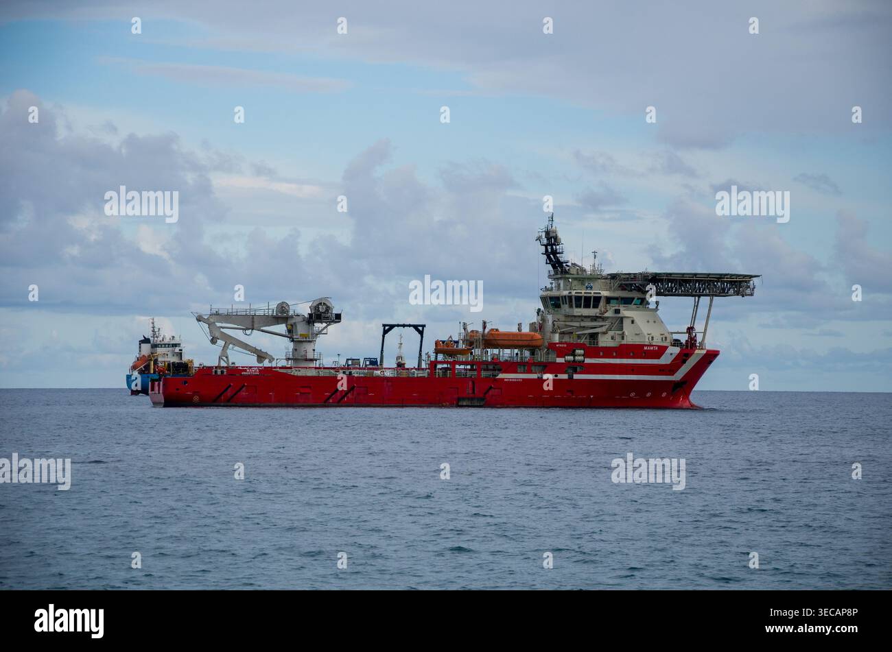 Red Offshore Support Vessel in mare aperto Foto Stock