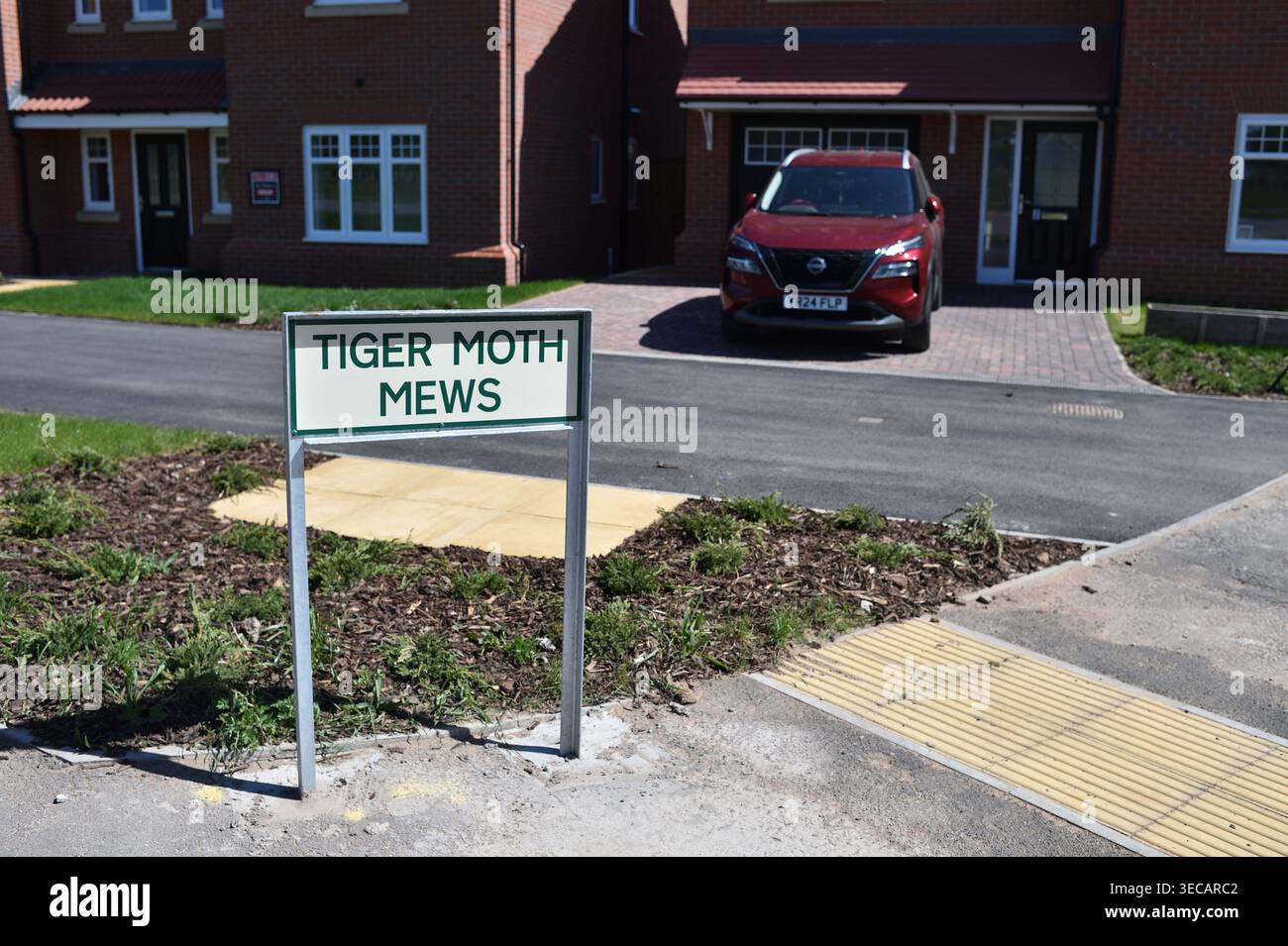 Ex Hucknall Airfield test Bed Nottinghamshire usato dalla RAF e dalla Rolls Royce. Nomi di strada che prendono il nome di un aereo nella tenuta Merlin. Foto Stock
