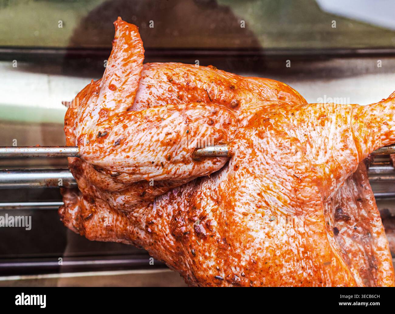 Il pollo alla griglia viene cucinato su un forno alla griglia, questa immagine è adatta per argomenti culinari e articoli relativi al cibo, nonché per concetti di ristorazione Foto Stock