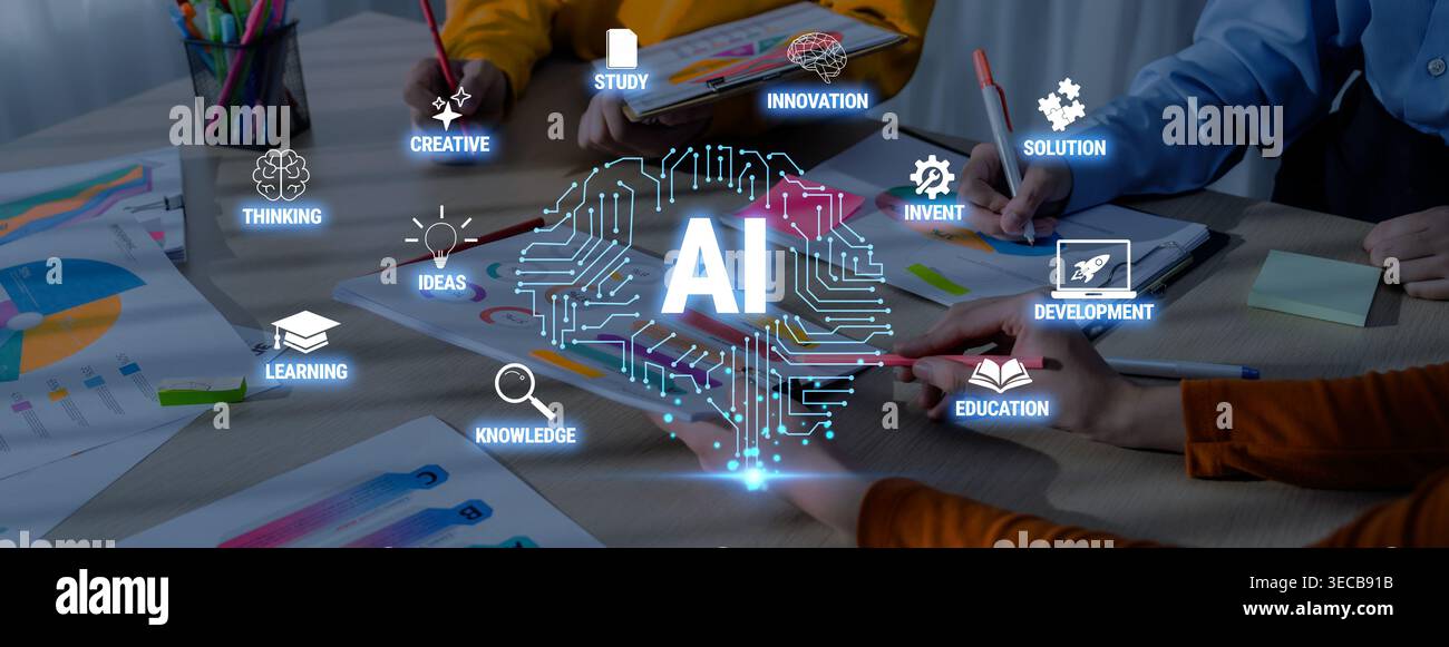 Sessione di brainstorming creativo incentrata sullo sviluppo dell'intelligenza artificiale con mani diverse, che elabora idee innovative su carta in collaborazione Foto Stock