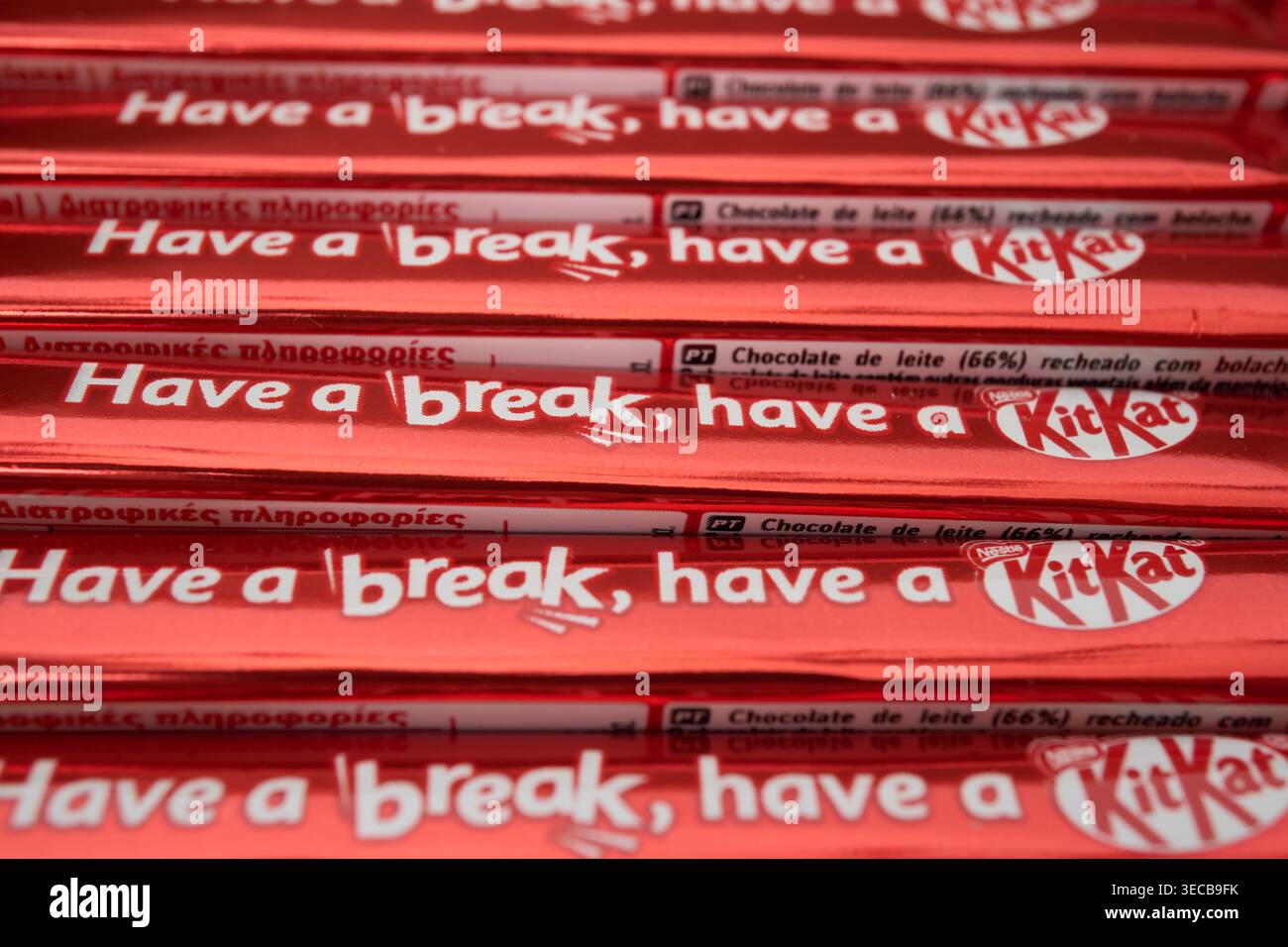 Mosca, Russia - 22 aprile 2026. Deliziose tavolette di cioccolato con lo slogan "Have a Break, Have a KitKat" Foto Stock