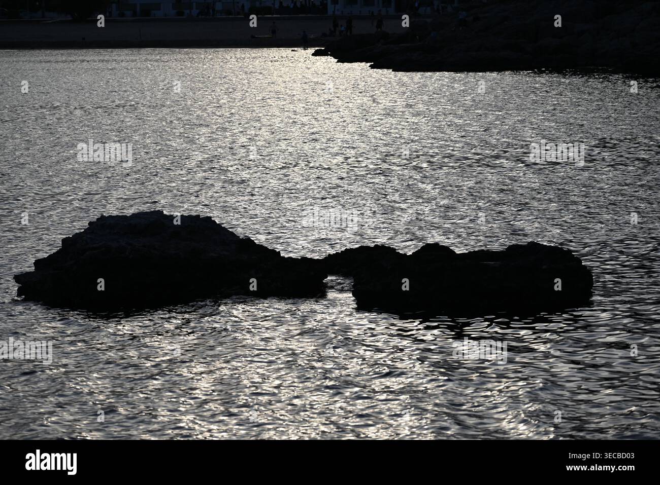 Sfreccia sull'acqua prima del tramonto, con un'onda calma Foto Stock