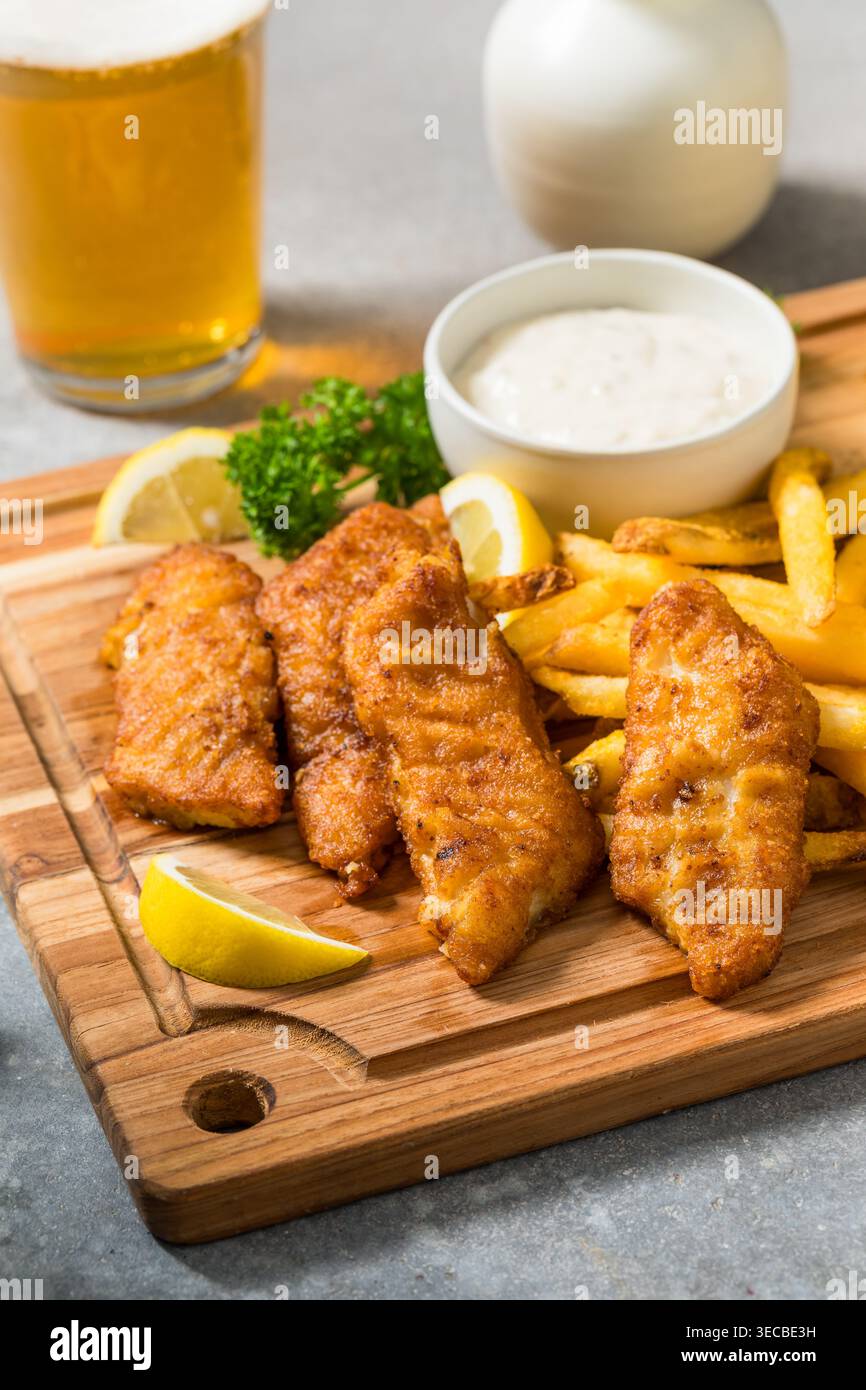 Pesce in pastella e patatine alla birra inglese fatta in casa con salsa di tartaro Foto Stock