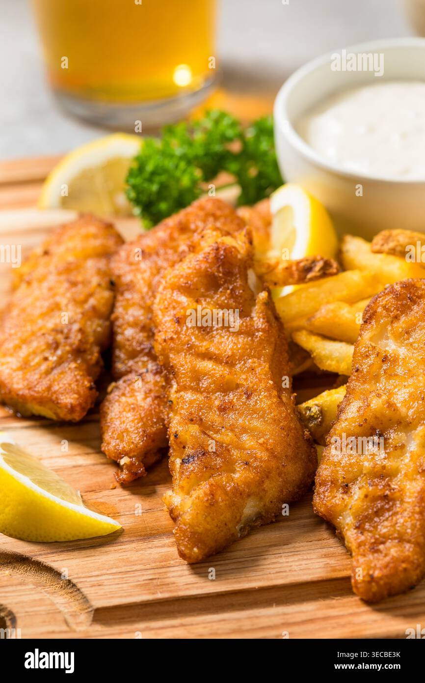 Pesce in pastella e patatine alla birra inglese fatta in casa con salsa di tartaro Foto Stock