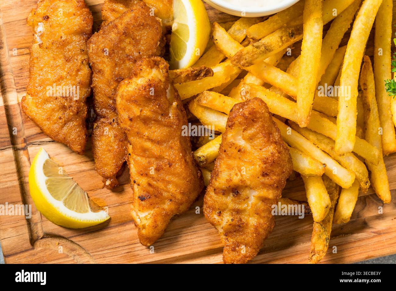 Pesce in pastella e patatine alla birra inglese fatta in casa con salsa di tartaro Foto Stock