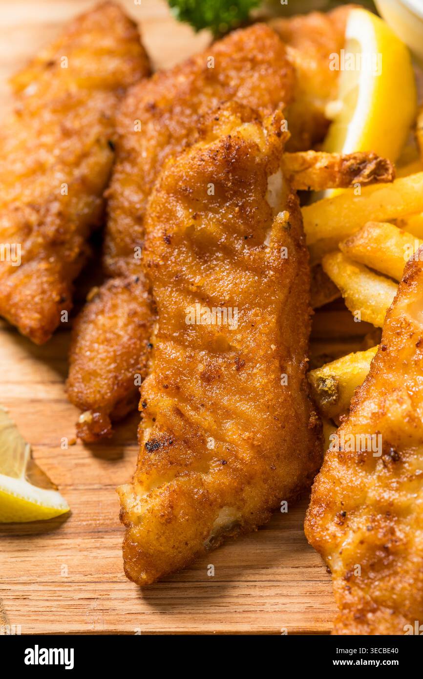 Pesce in pastella e patatine alla birra inglese fatta in casa con salsa di tartaro Foto Stock