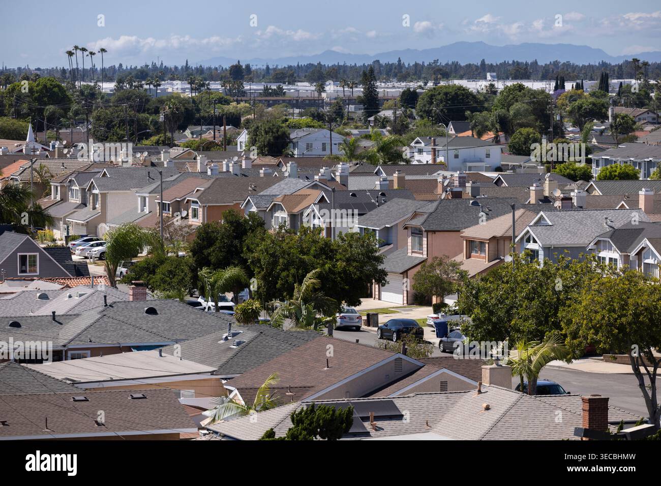 Vista aerea degli alloggi vicino al centro urbano di Buena Park, California, Stati Uniti. Foto Stock