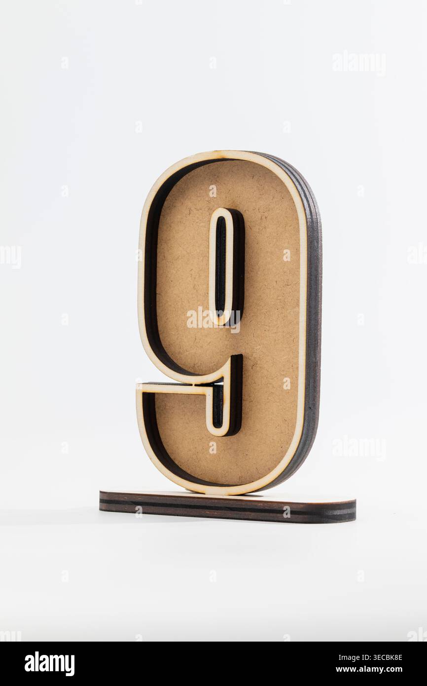 Nine metallizzato alto su base minimalista. La sua superficie mostra una texture delicata, tonalità calde e bordi eleganti. Il design moderno si fonde con l'architettura industriale Foto Stock
