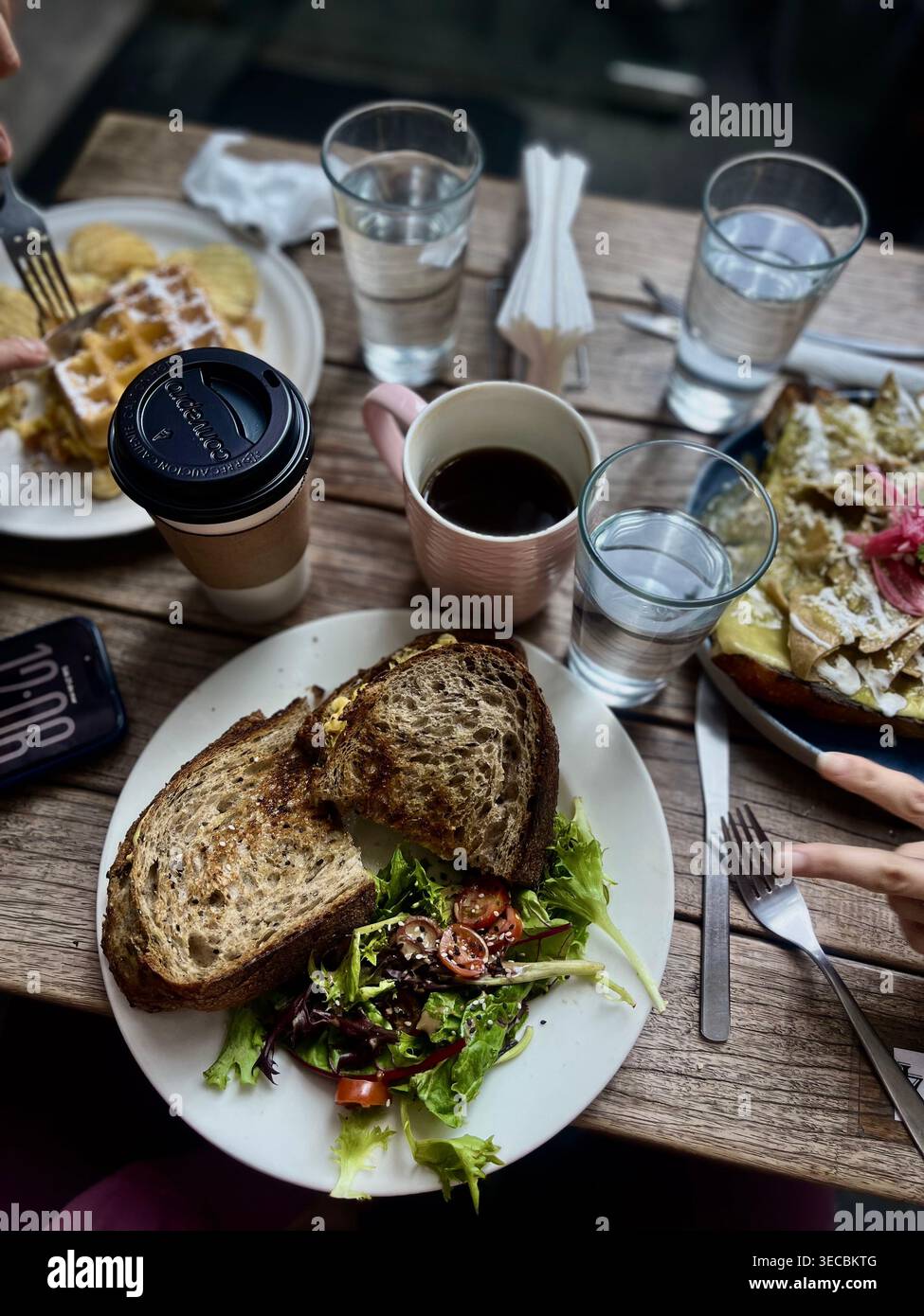 Colazione in città. - Immagine stock catturata con smartphone