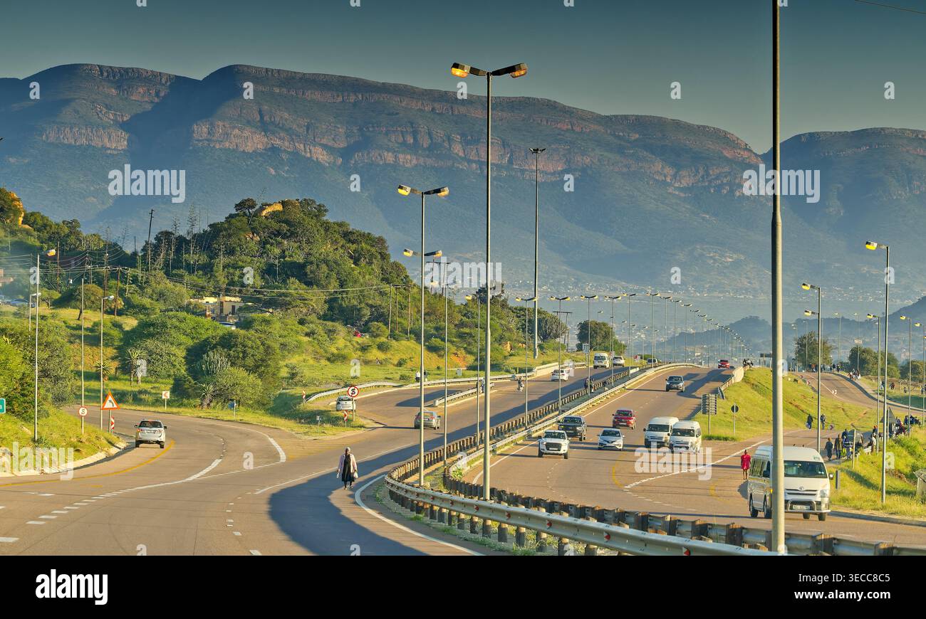Immagine della strada statale 1 N1 in Sud Africa in un pomeriggio soleggiato con cielo blu che si affaccia sulle catene montuose e pianure vicino a Polokwane Foto Stock