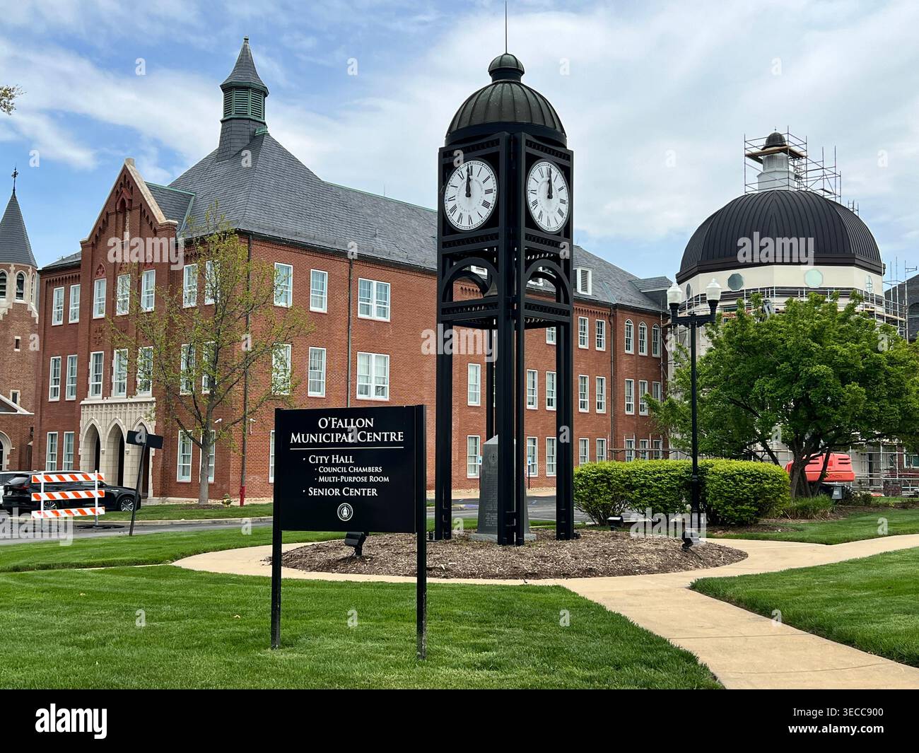 O'Fallon Municipal Centre con torre dell'orologio, municipio ed edifici pubblici a o'Fallon, Missouri, USA, governo locale suburbano americano - Immagine stock catturata con smartphone