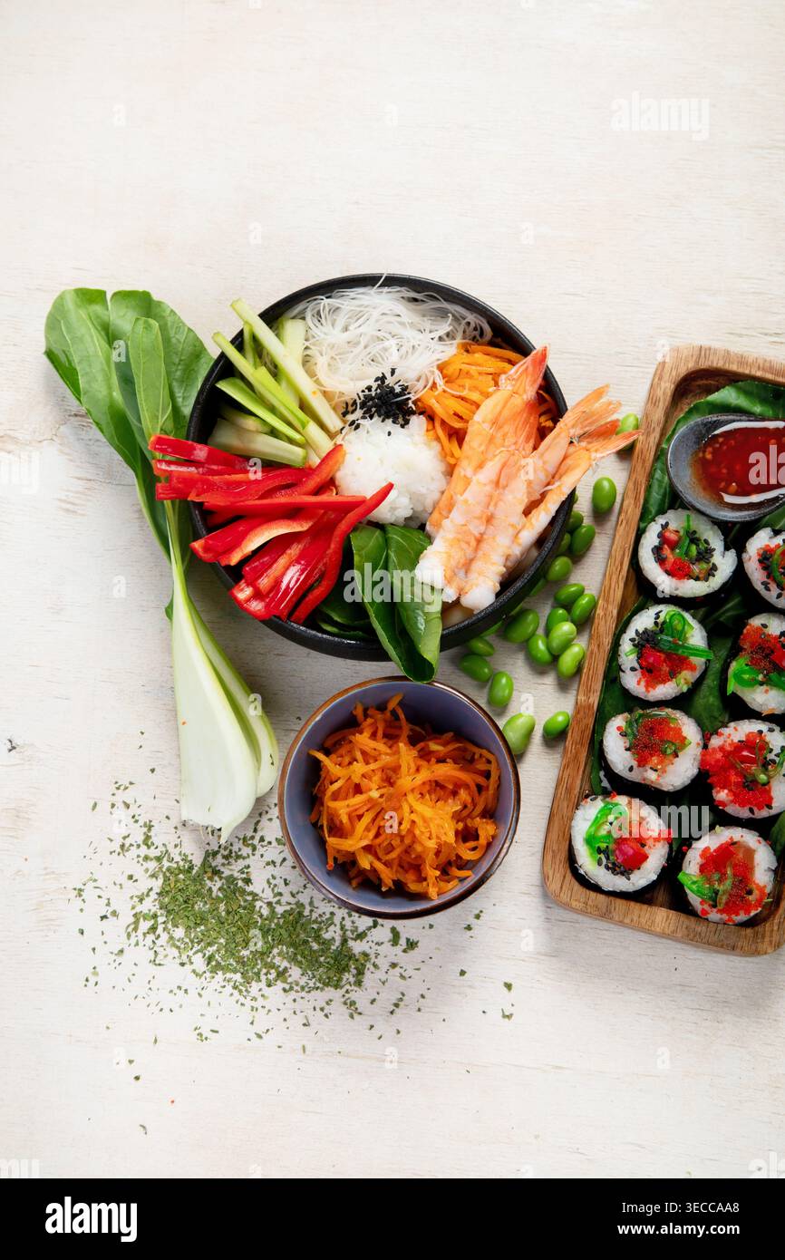 Cucina coreana, piatto tradizionale, nori roll in stile coreano su sfondo chiaro. Vista dall'alto. Foto Stock