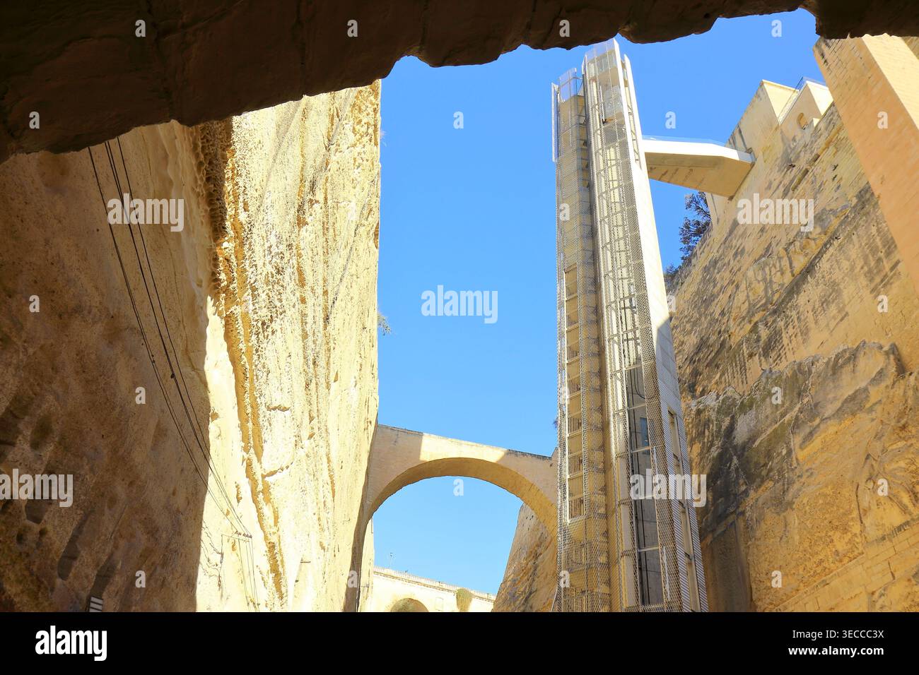 Una vista dell'ascensore Barrakka che porta i passeggeri al centro della città di la Valletta Foto Stock