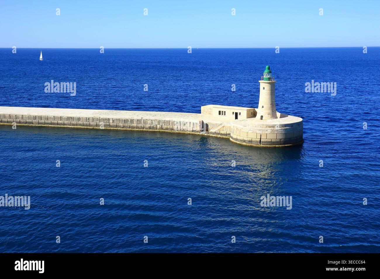 Vista sul lato ovest di Breakwater e sul faro di Sant'Elmo all'ingresso del Grand Harbour a la Valletta Foto Stock