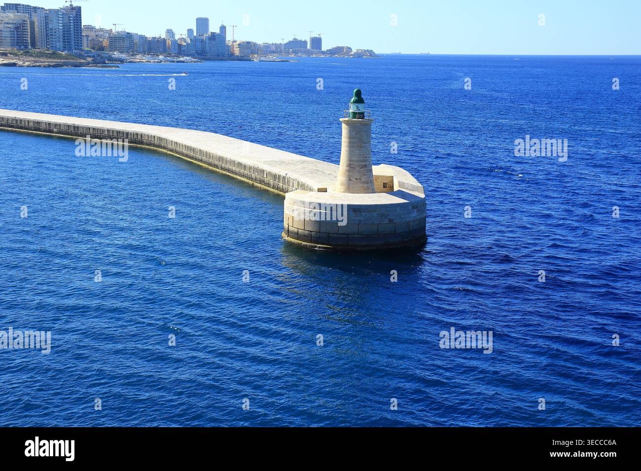 Faro di Sant'Elmo all'ingresso del Porto grande a la Valletta Foto Stock
