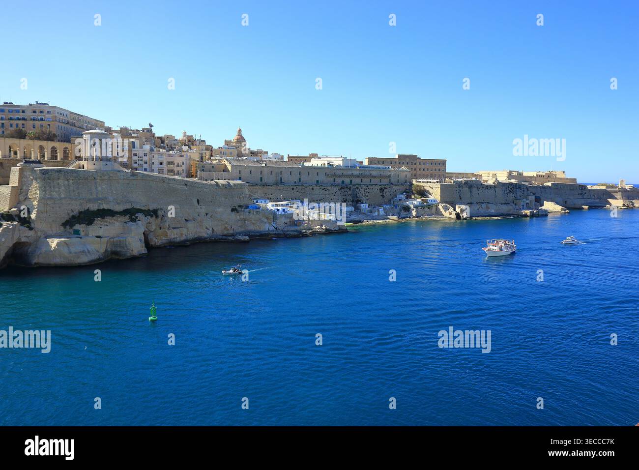 Una spiaggia rocciosa e il Bastione di Abercrombies sui banchi del Grand Harbour a la Valletta Foto Stock