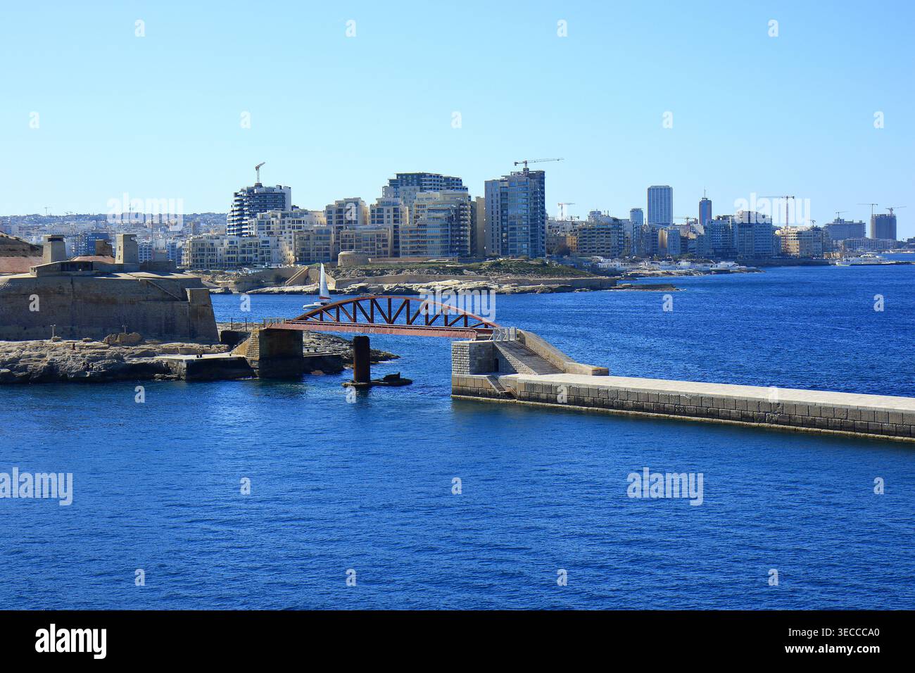 Ponte di Sant'Elmo che conduce al faro all'ingresso del Porto grande a la Valletta Foto Stock