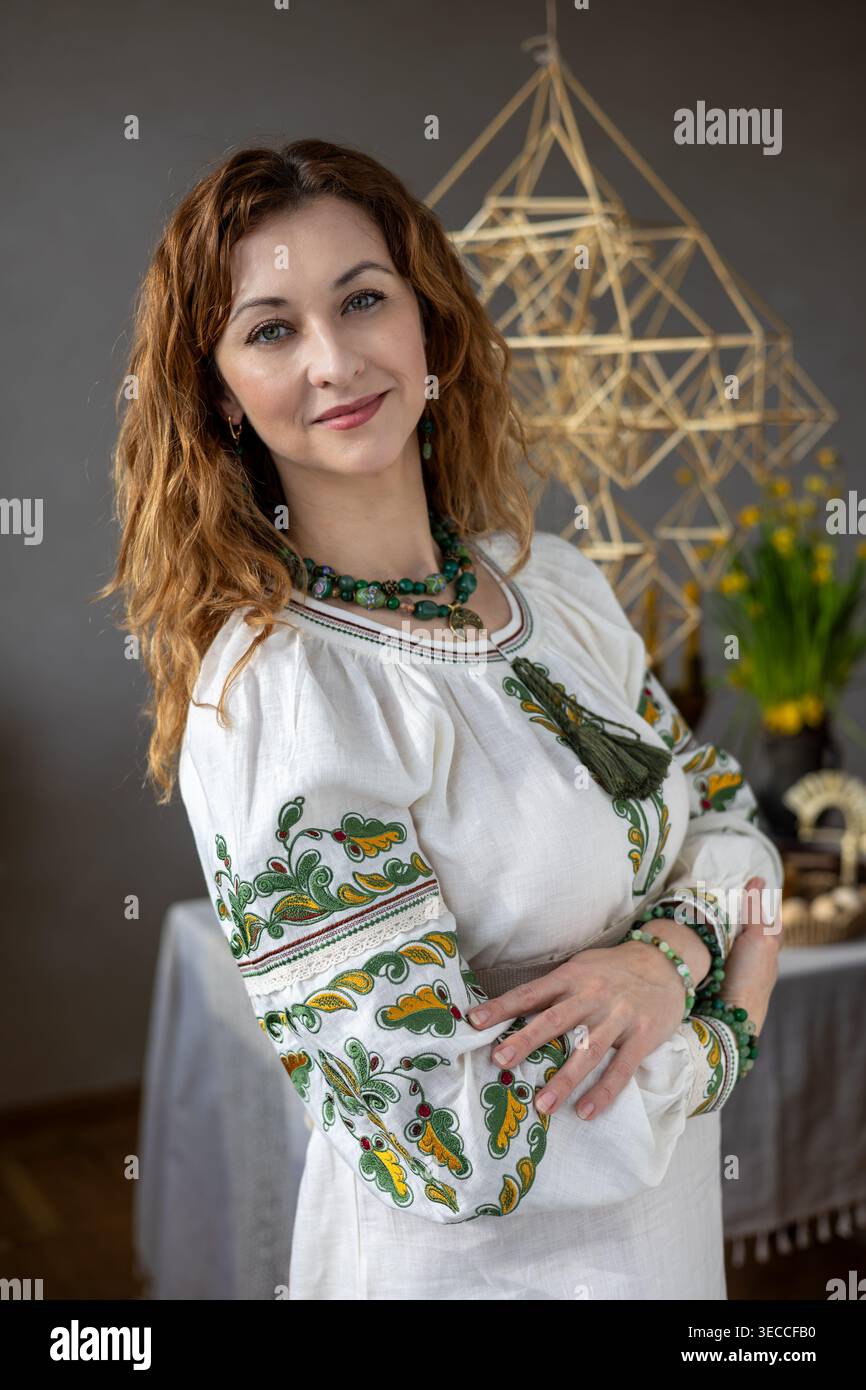 Bella donna Ucraina con abiti tradizionali ricamati e gioielli etnici, patrimonio culturale, tradizioni popolari, autenticità e nazionale Foto Stock