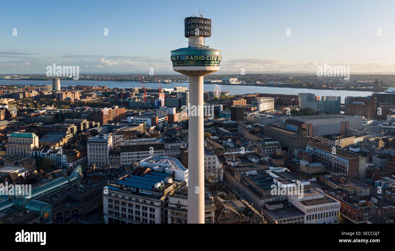 Vista aerea dello skyline di Liverpool con St Johns Beacon e il fiume Mersey al tramonto Foto Stock