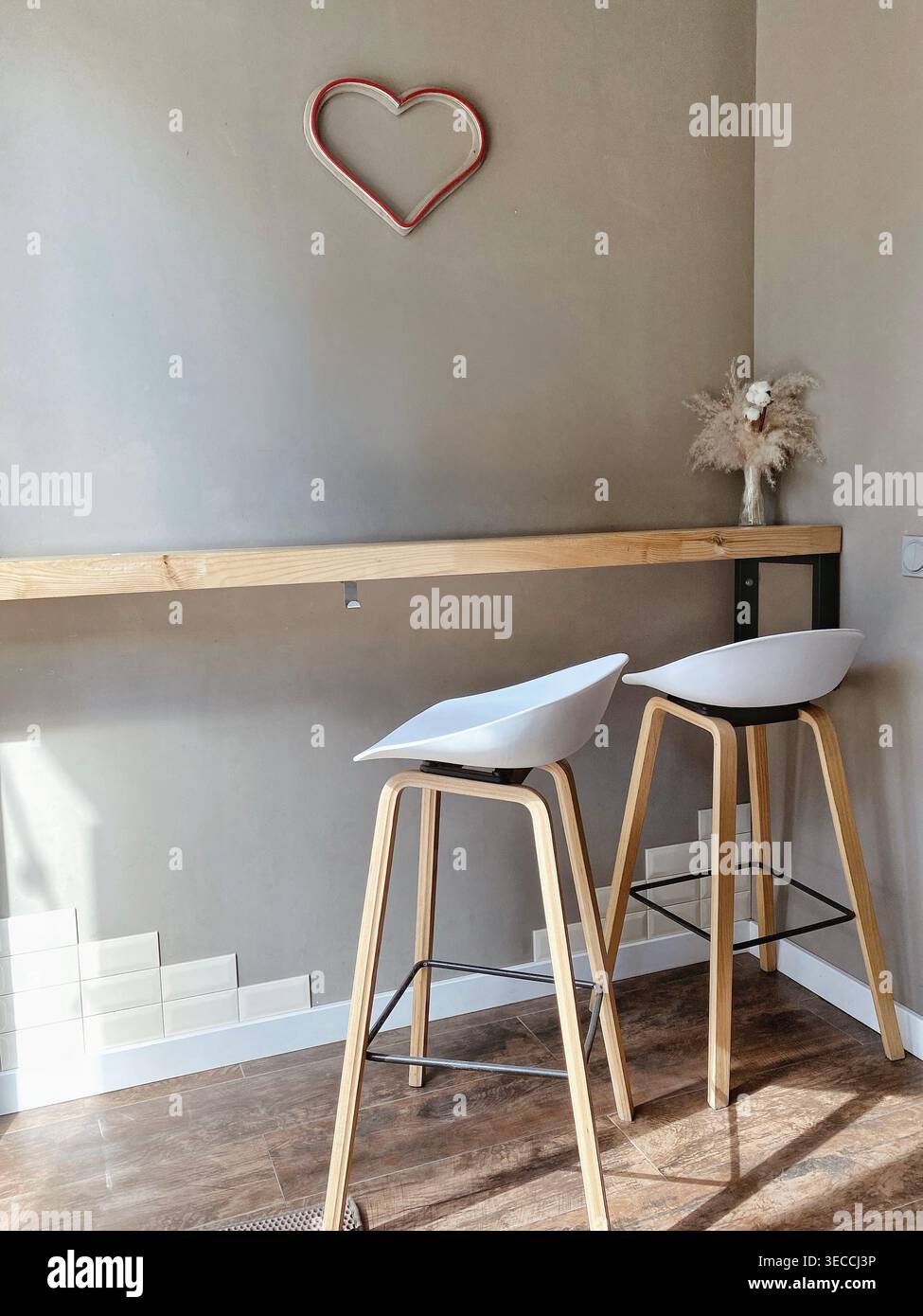 Interni minimalisti da caffetteria con sgabelli da bar, banco in legno, luce soffusa del giorno, atmosfera intima - Immagine stock catturata con smartphone