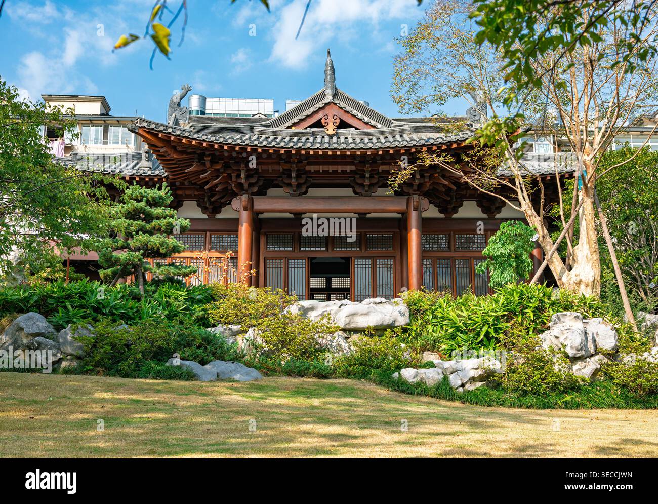 Struttura tradizionale Cinese con dettagli intricati e un tetto classico in un tranquillo giardino Foto Stock