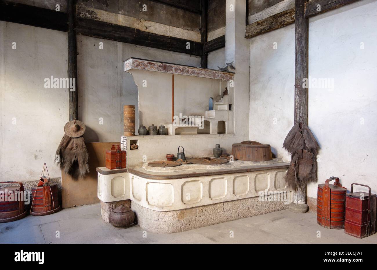 Vecchia cucina tradizionale che presenta un grande focolare, pentole e oggetti d'epoca nel Palazzo Deshou di Hangzhou, Cina Foto Stock