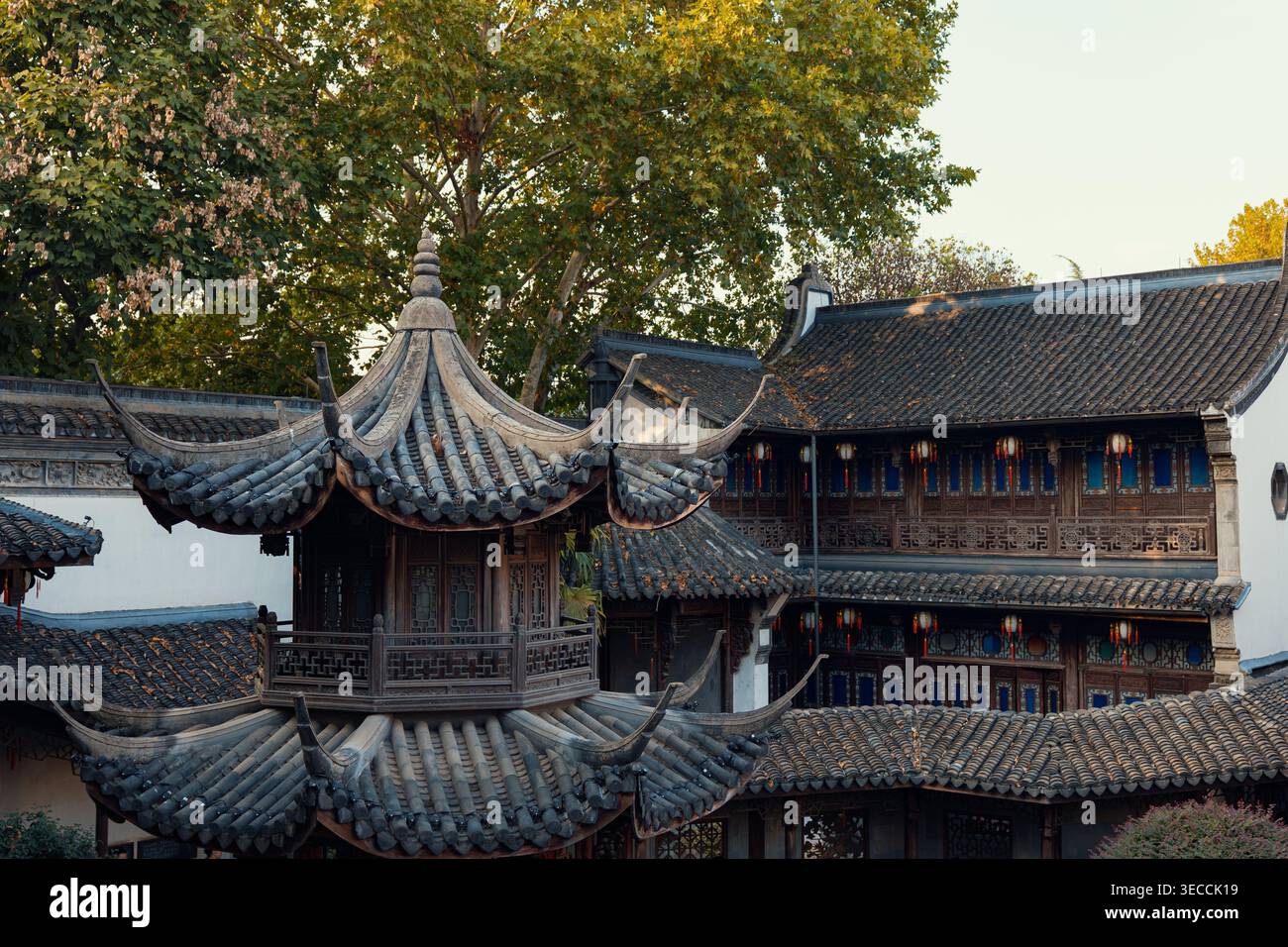 Architettura tradizionale cinese con tetti a più livelli e lanterne rosse appese a Hangzhou, Cina Foto Stock