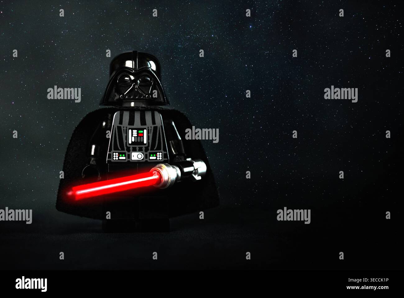 LEGO Star Wars Darth Vader e spazio per testo su sfondo nero. Editoriale illustrativo Foto Stock