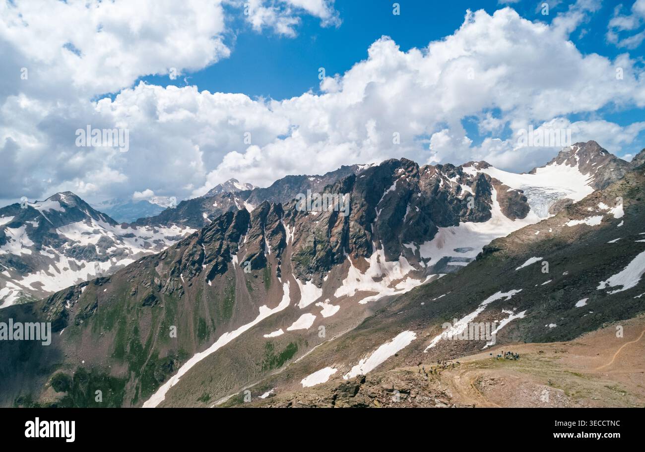 Maestosa catena montuosa con neve e un ghiacciaio sotto un cielo blu Foto Stock