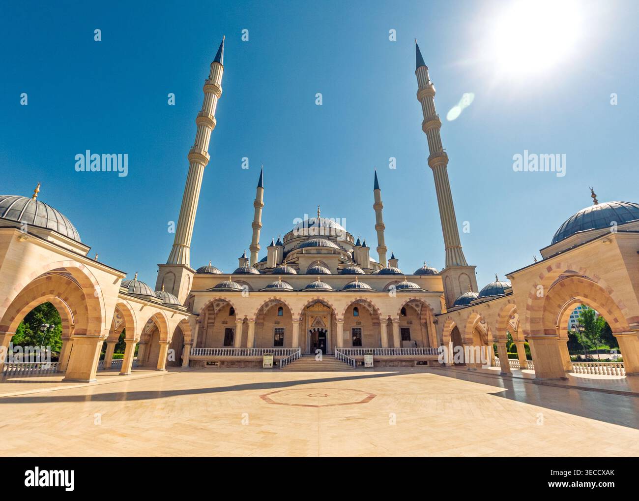 Grozny, Russia - 30 luglio 2021: Maestosa moschea di Akhmad Kadyrov con minareti e cupole torreggianti in una giornata di sole Foto Stock