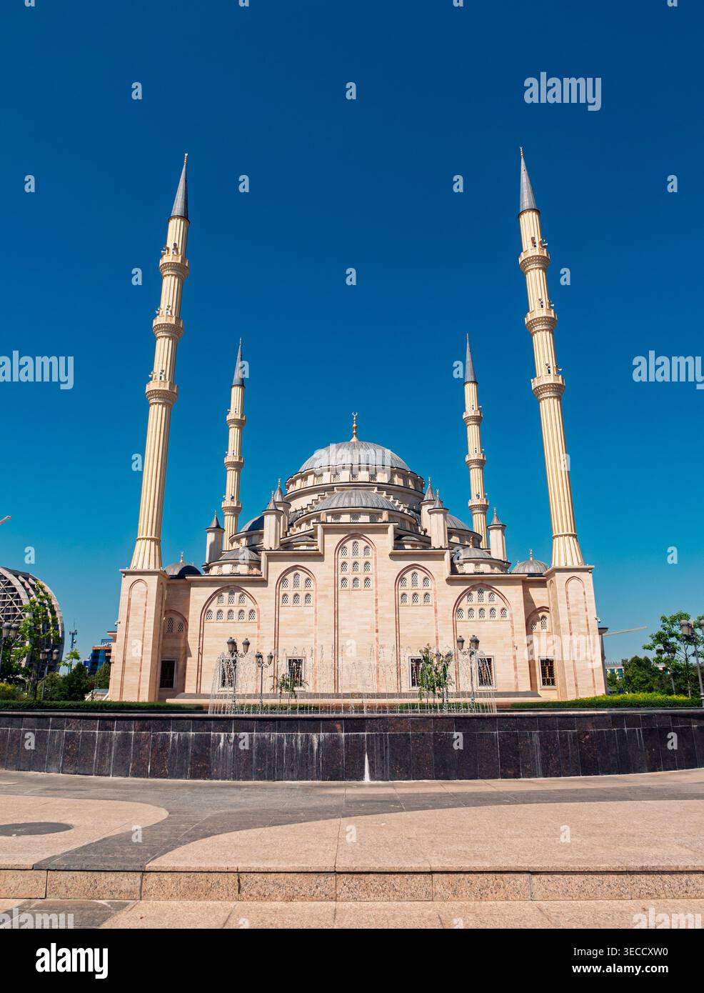 Grozny, Russia - 30 luglio 2021: Maestosa moschea di Akhmad Kadyrov con minareti e cupole torreggianti in una giornata di sole Foto Stock