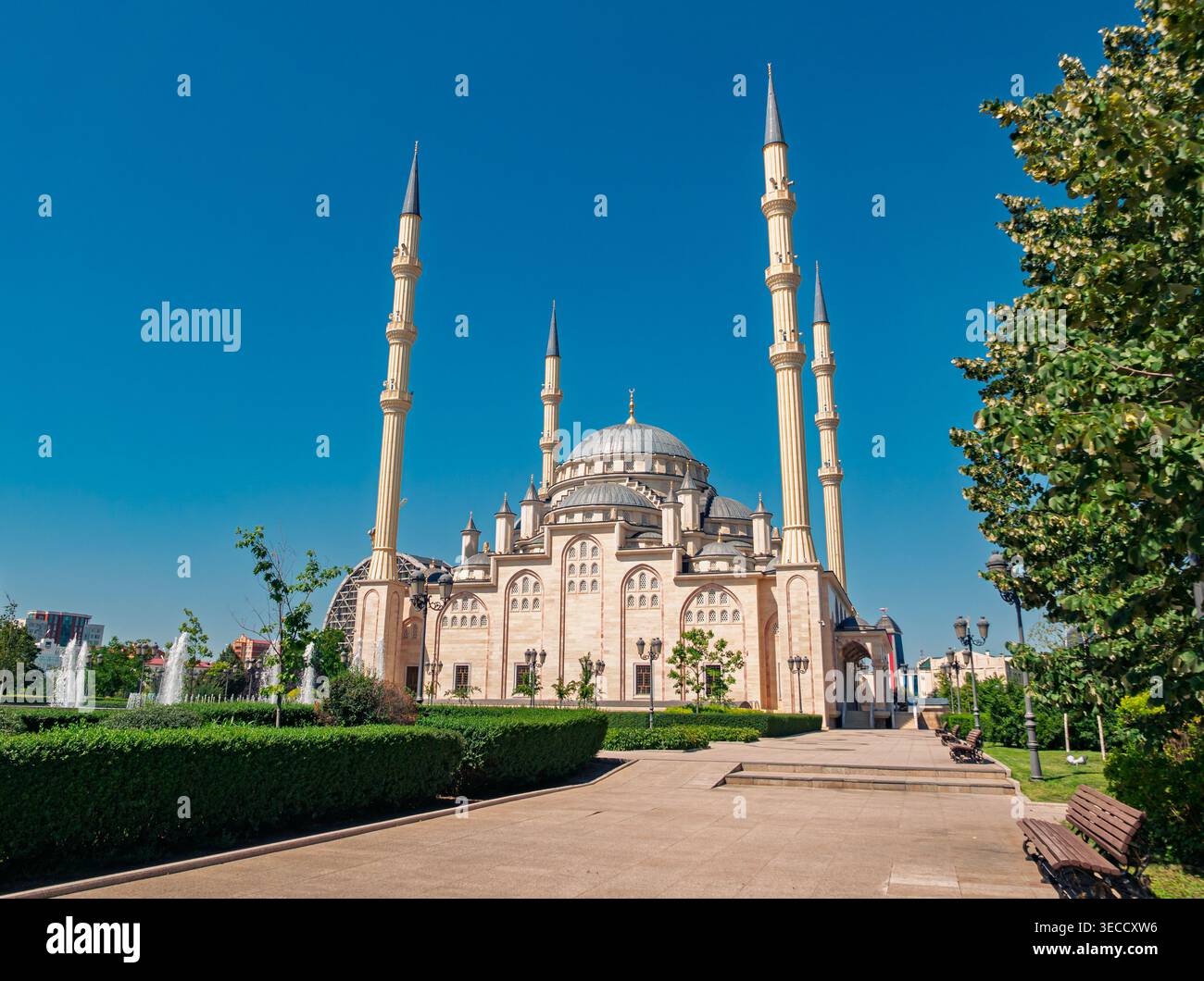 Grozny, Russia - 30 luglio 2021: Maestosa moschea di Akhmad Kadyrov con minareti e cupole torreggianti in una giornata di sole Foto Stock