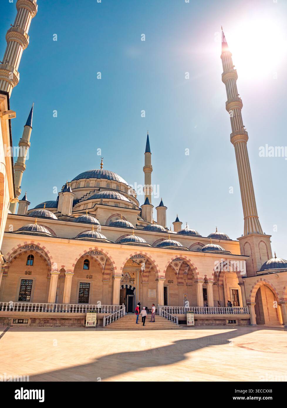 Grozny, Russia - 30 luglio 2021: Maestosa moschea di Akhmad Kadyrov con minareti e cupole torreggianti in una giornata di sole Foto Stock