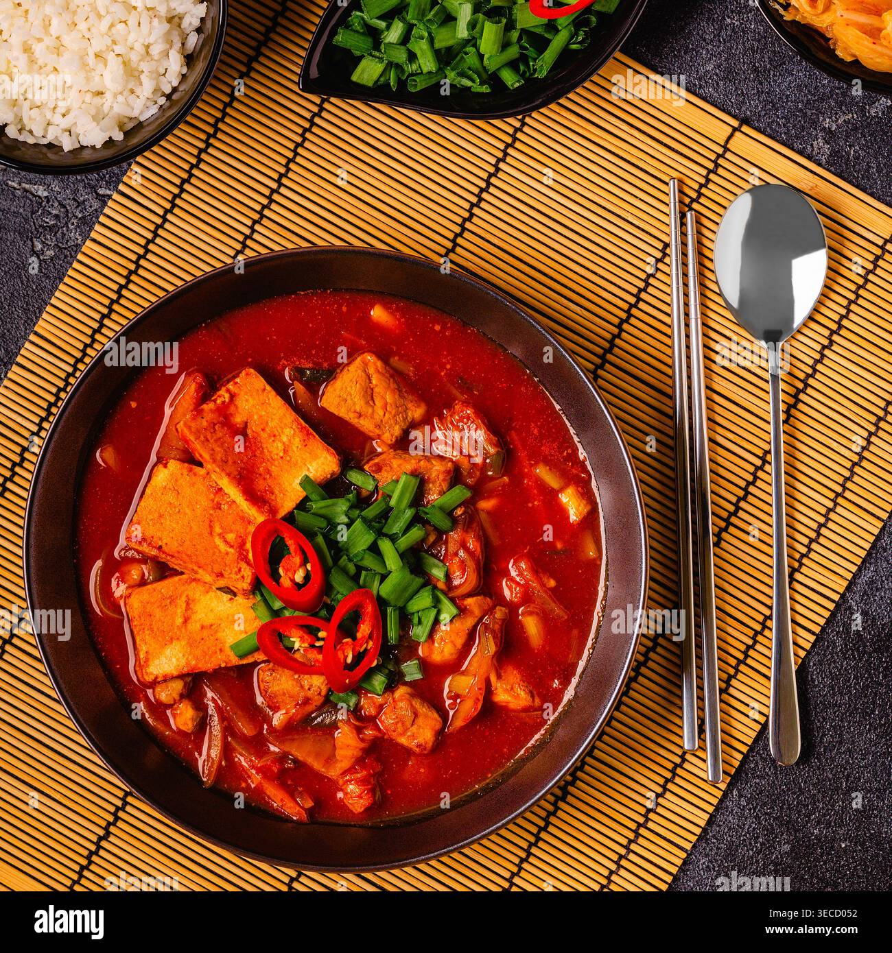 Cibo tradizionale coreano, zuppa piccante di kimchi (tige di kimchi) con maiale e formaggio tofu. Vista dall'alto. Foto Stock