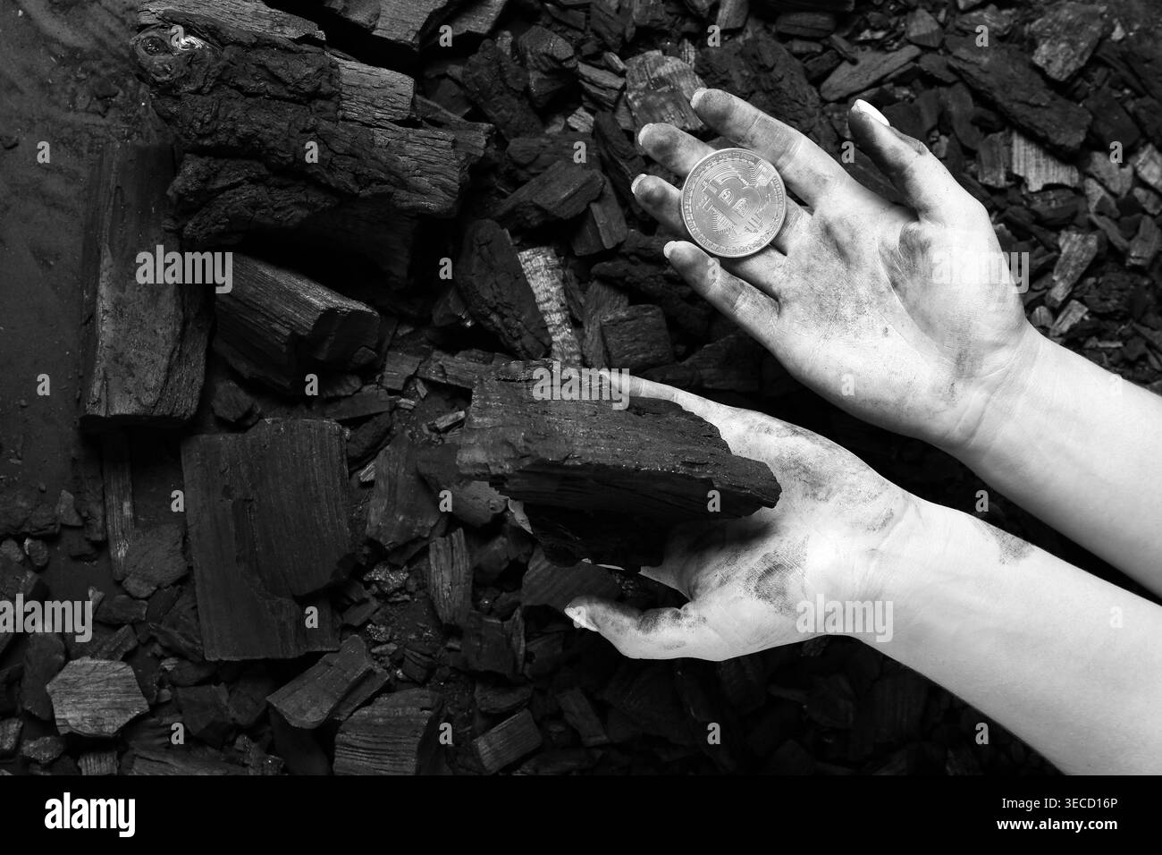 Mani con bitcoin e carbone, vista dall'alto. Concetto minerario Foto Stock