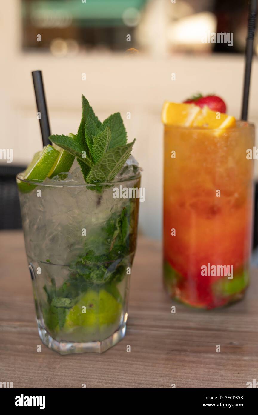 Bevanda rinfrescante alla menta. Bevanda fredda al lime con ghiaccio. Mojito verde brillante sulla terrazza soleggiata Foto Stock