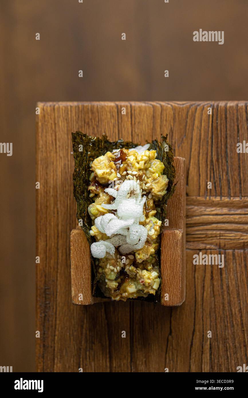 Aprire il sushi roll con pesce bianco e salsa Foto Stock