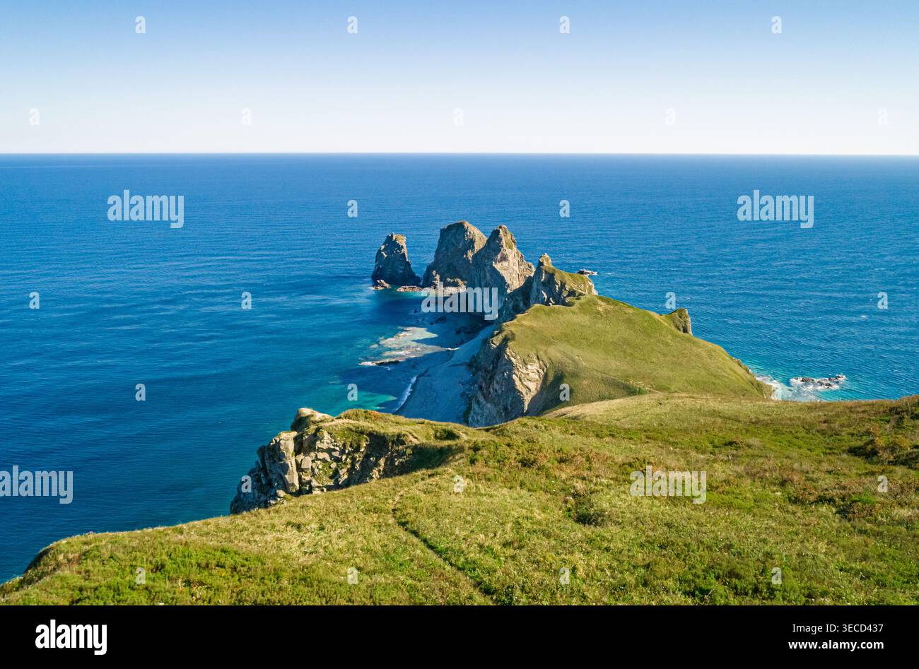 vista panoramica della spettacolare costa rocciosa, delle vivaci colline verdi e del vasto mare blu in una giornata luminosa Foto Stock