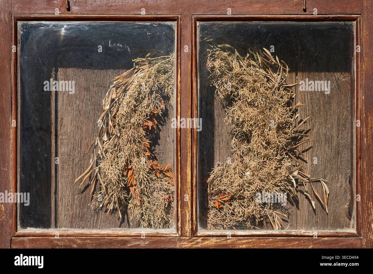 Tradizionale decorazione natalizia appesa su una porta. Ornamento naturale stagionale Foto Stock