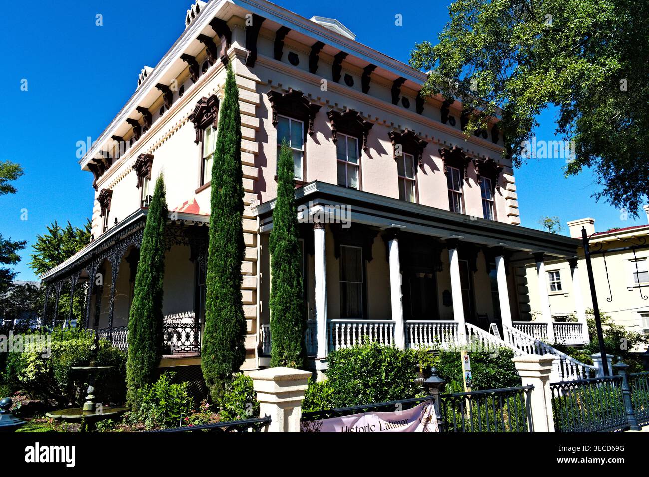 Wilmington, North Carolina – 17 ottobre 2025: Costruita nel 1852 per Zebulon Latimer e la sua famiglia, questa casa è uno stile italiano popolare dagli anni '1840 fino a. Foto Stock