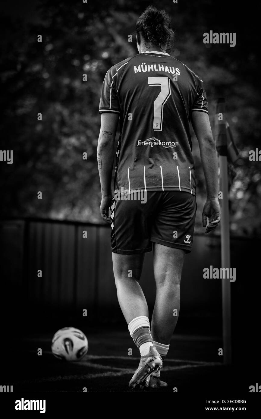 Larissa Mühlhaus (SV Werder Brema, 7) sulla palla, ritaglio, immagine singola, corpo intero, azione, azione, scena di gioco, bianco e nero, funzionalità, LE NORMATIVE DFB VIETANO QUALSIASI USO DI FOTO COME IMMAGINI DI SEQUENZA E/O SERIE DI FOTO DI TIPO VIDEO. NORMATIVE DFB PR Foto Stock