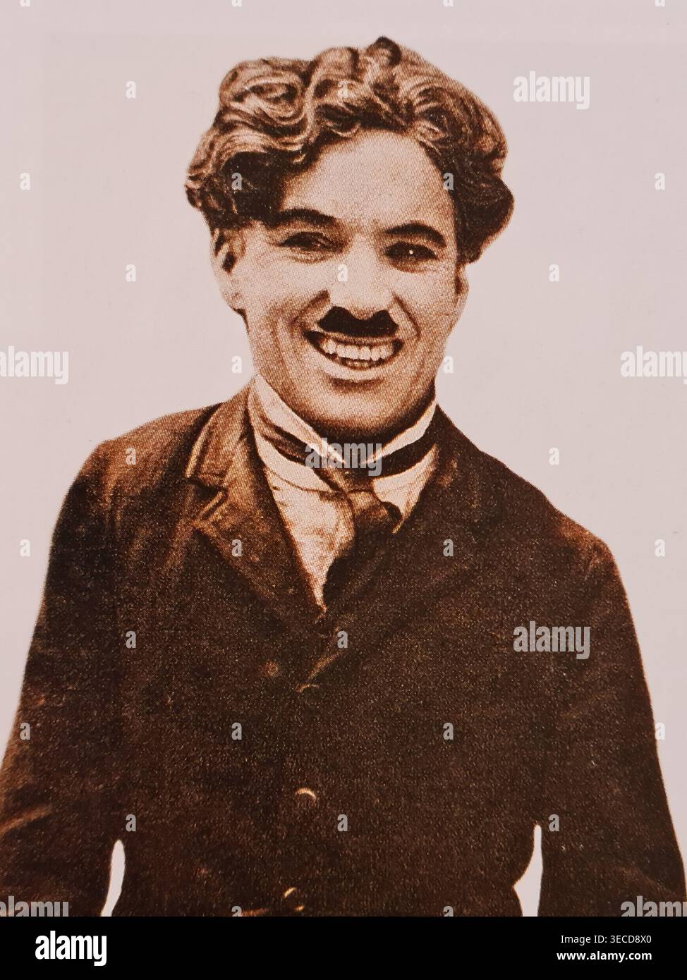 Charles Chaplin era un attore comico, regista, cantante, montatore e compositore inglese che raggiunse la fama nell'epoca del cinema muto. Foto Stock