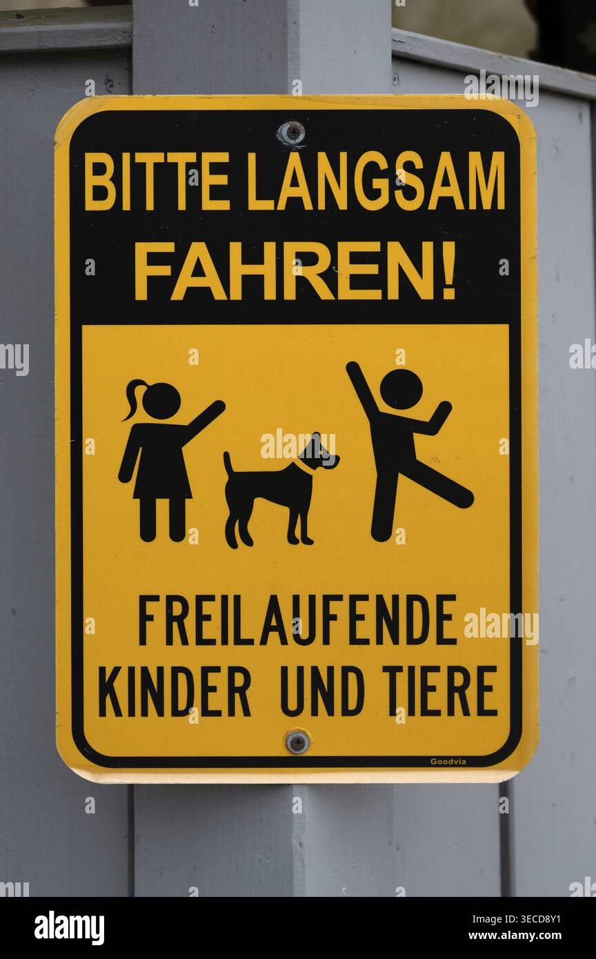 Segnale stradale, guida lentamente! Cani e bambini liberi, Baviera, Germania Foto Stock