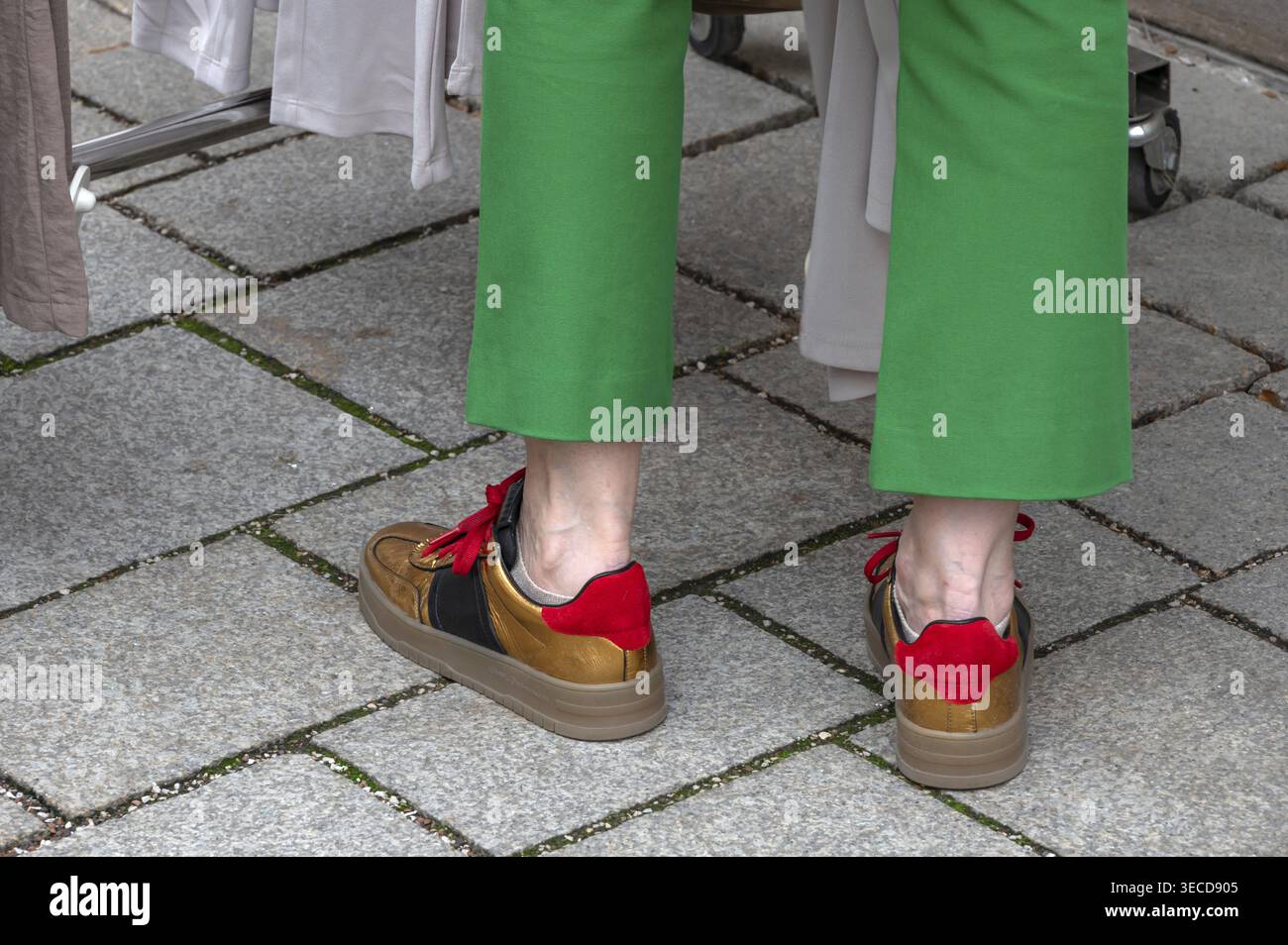 Donna che indossa pantaloni verdi e scarpe da running colorate, dettaglio, Baviera, Germania Foto Stock