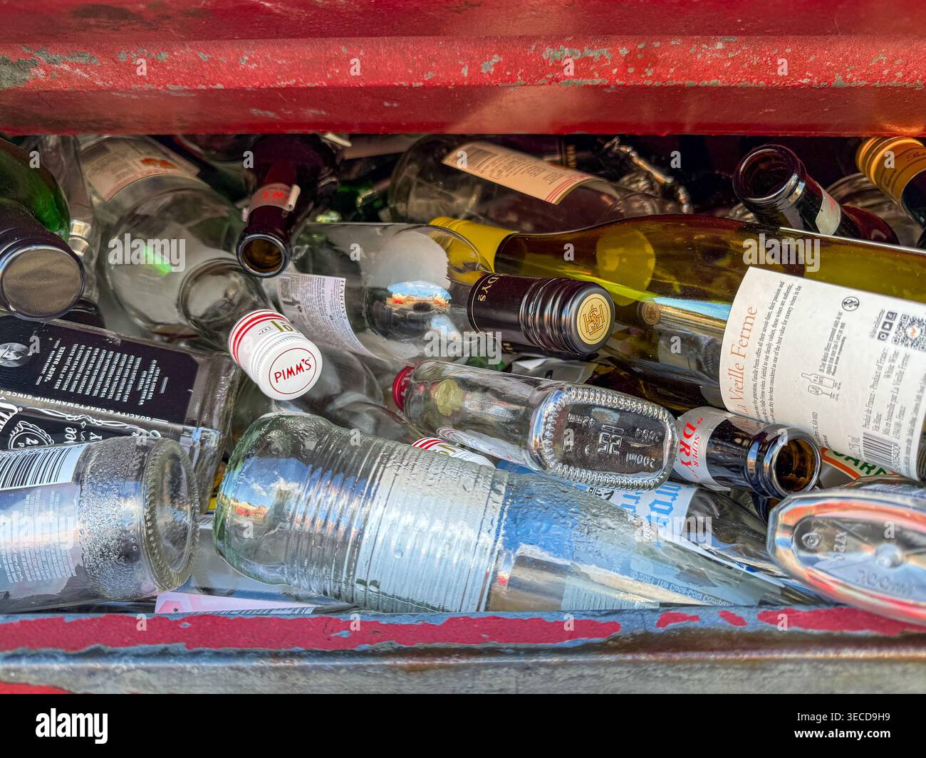 Pontypridd, Rhondda Cynon Taf, Galles, Regno Unito - 21 marzo 2026: Vista panoramica delle bottiglie vuote di vino e liquori in un contenitore di riciclaggio pieno. - Immagine stock catturata con smartphone